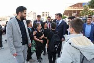 OKUL ÇIKIŞI ÇOCUKLARLA KARŞILAŞMA