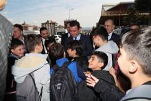 OKUL ÇIKIŞI ÇOCUKLARLA KARŞILAŞMA