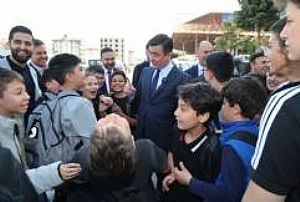 OKUL ÇIKIŞI ÇOCUKLARLA KARŞILAŞMA