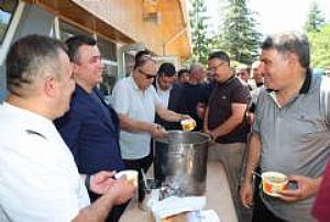 ŞAŞMAZ AHİ EVRAN CAMİİ AŞURE DAĞITIMI