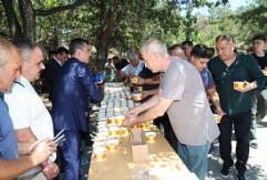 ŞAŞMAZ AHİ EVRAN CAMİİ AŞURE DAĞITIMI