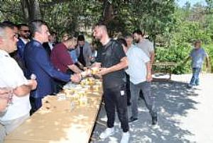 ŞAŞMAZ AHİ EVRAN CAMİİ AŞURE DAĞITIMI